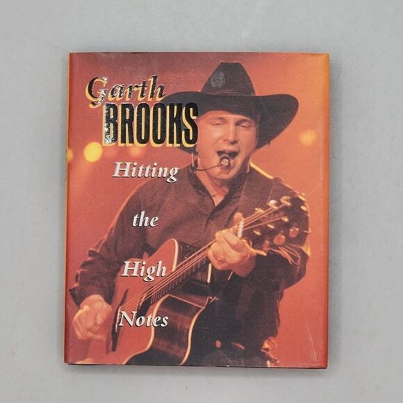 Garth Brooks Hitting the High Notes BY Mitchell Uscher Mini Book 1999 - Picture 1 of 7